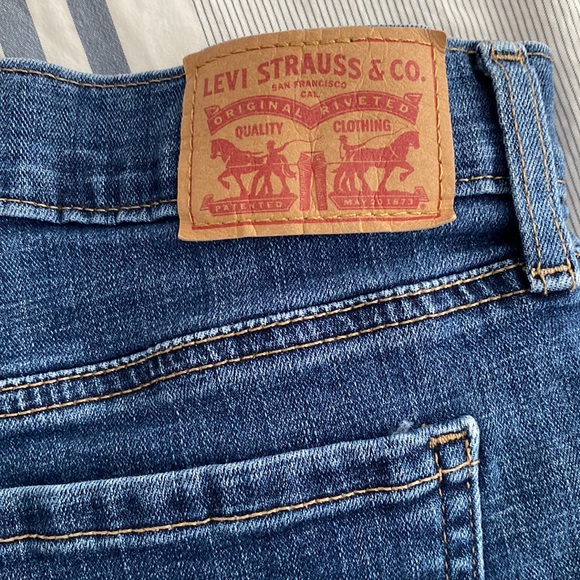 Women’s Levi shorts - Picture 6 of 7